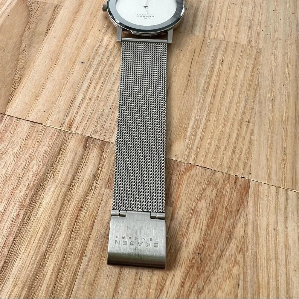 Skagen steel slim silver tone dress watch NEW BATTERY